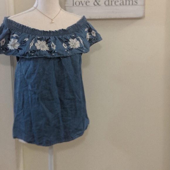 Love Tree Tops - ☘️5 for$25☘️ must bundle Lov tree off the shoulder